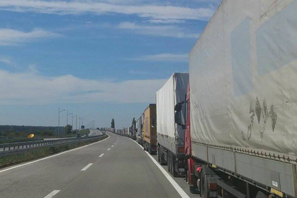 KILOMETARSKE KOLONE NA ULAZU U HRVATSKU: Kamioni čekaju i po 15 sati