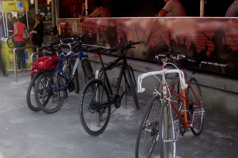 (FOTO) NA 6 LOKACIJA U GRADU: Otvorena nova parking mesta za bicikle u Beogradu