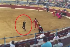 (VIDEO) ŠVEDSKA PORNO ZVEZDA NAČISTO POLUDELA: Uletela u koridu da teši ranjenog bika!