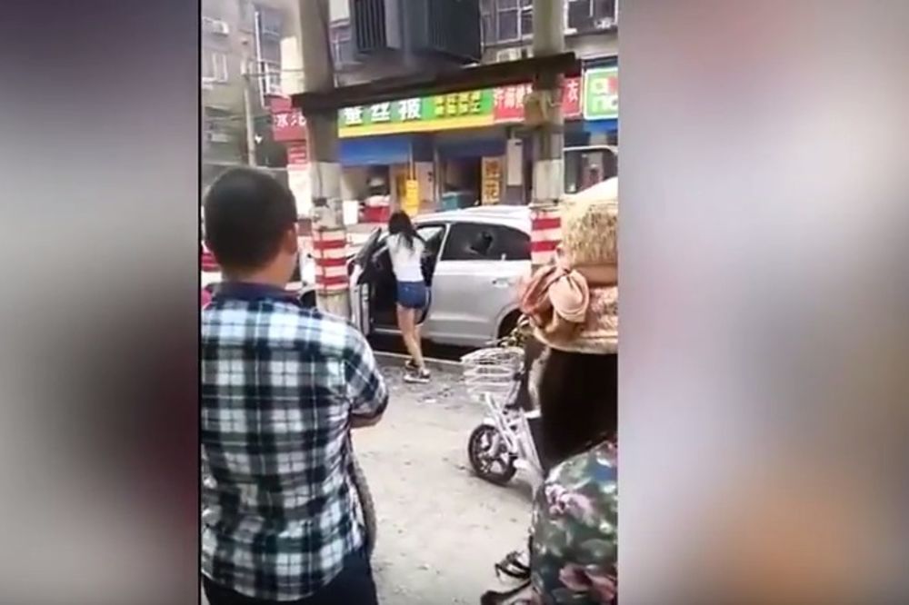 (VIDEO) HOĆE VEĆI, PA TO TI JE: Žena uništila Audi Q5 nasred ulice, pešaci ostali u šoku
