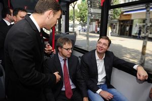 (FOTO) PONOSAN NA IKARBUS: Vučić se provozao Beogradom u jednom od 10 novih autobusa