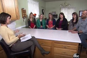 (VIDEO) ON JE SREĆNO OŽENJEN ČOVEK: I to sa 5 različitih žena!