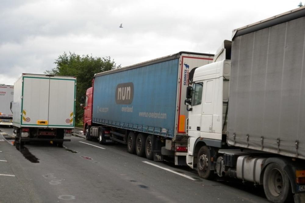 HAOS NA BATROVCIMA: Kamionima satima čekaju na izlazu iz Srbije