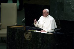 OTIŠAO SA BESKUĆNICIMA, OSTAVIO ELITU: Papa Franja umesto sa političarima ručao u narodnoj kuhinji