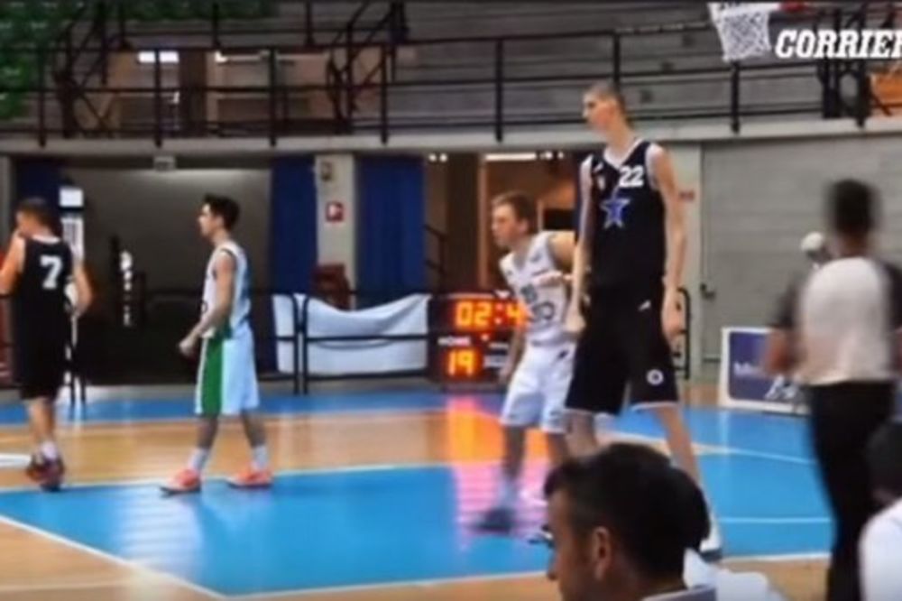 (VIDEO) ČUDO IZ RUMUNIJE: Ovaj košarkaš ima 15 godina i visinu od 229 centimetara i još će rasti