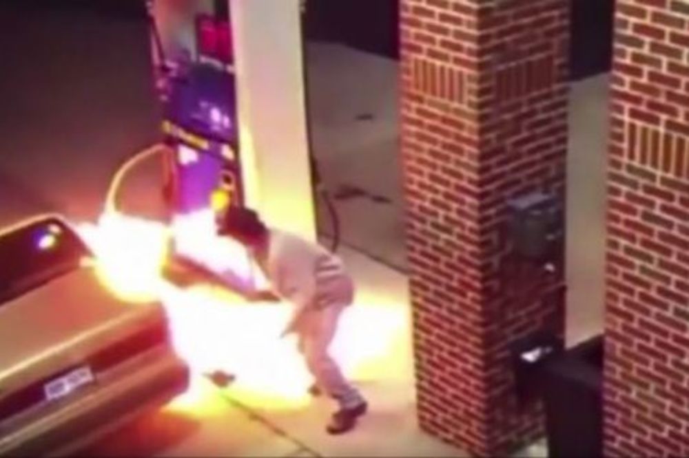 (VIDEO) ŠTA JE MOGLO POĆI PO ZLU: Zapalio pauka na benzinskoj pumpi!