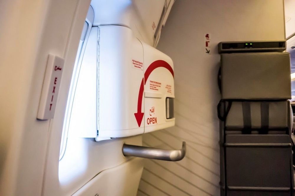 ZBUNIO SE NA VISINI OD 10.000 METARA: Putnik pobrkao vrata toaleta sa vratima aviona