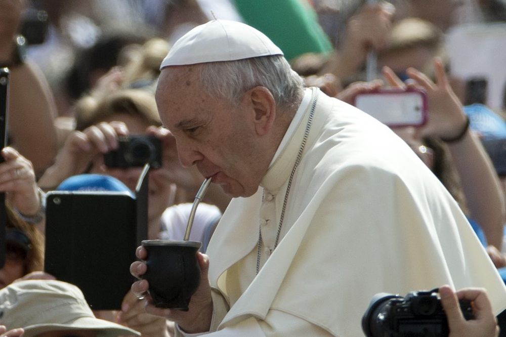 (FOTO) ODNEO JE U KANCELARIJU: Političar ukrao čašu iz koje je pio papa, evo i zašto