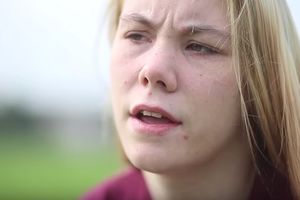 (UZNEMIRUJUĆI VIDEO) ENGLESKINJU UNAKAZILI PRIJATELJI: Osam sati je tukli i urinirali po njoj