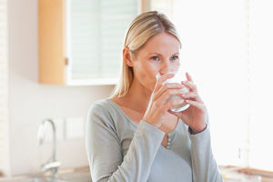 AKO STE ŽEDNI VEĆ STE DEHIDRIRALI: Ovo je jedan od 3 najčešća MITA o hidrataciji ! Evo šta još nije istina