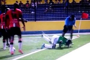 (VIDEO) POSLE CRVENOG KARTONA: Linijski sudija pretukao fudbalera koji ga je napao