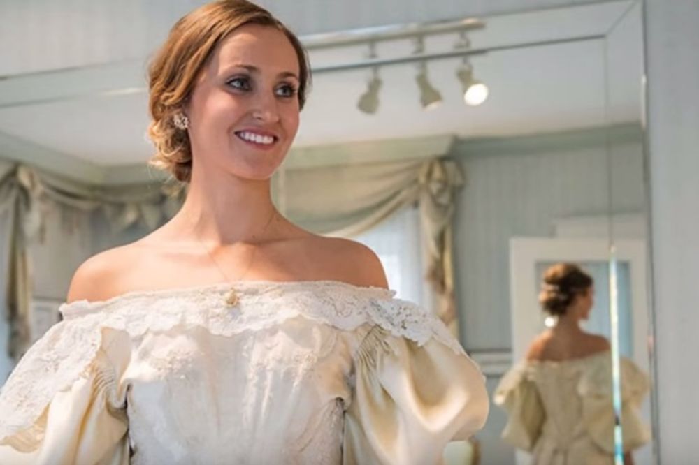 (FOTO, VIDEO) S KOLENA NA KOLENO: Ova haljina je preživela 10 venčanja!