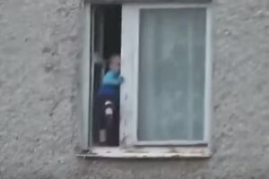 (UZNEMIRUJUĆI VIDEO) TRENUTAK MAJČINE NEPAŽNJE: Dvogodišnjak stao na ivicu prozora i zakoračio