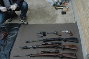 POLICIJA U VRŠCU ZAPLENILA ARSENAL: U kući skrivao 11 pušaka, 2 revolvera, ručnu bombu i tromblon