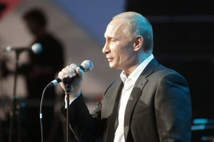 (VIDEO) DRŽAVNIK I ZAVODNIK: Ovako je Putin pesmom šarmirao Šeron Stoun i Moniku Beluči