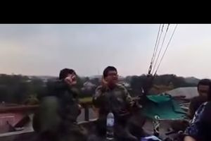 (HIT VIDEO) VOLE I PARTIZANE I ČETNIKE: Indonežani pevaju srpske ratničke pesme i pokazuju 3 prsta
