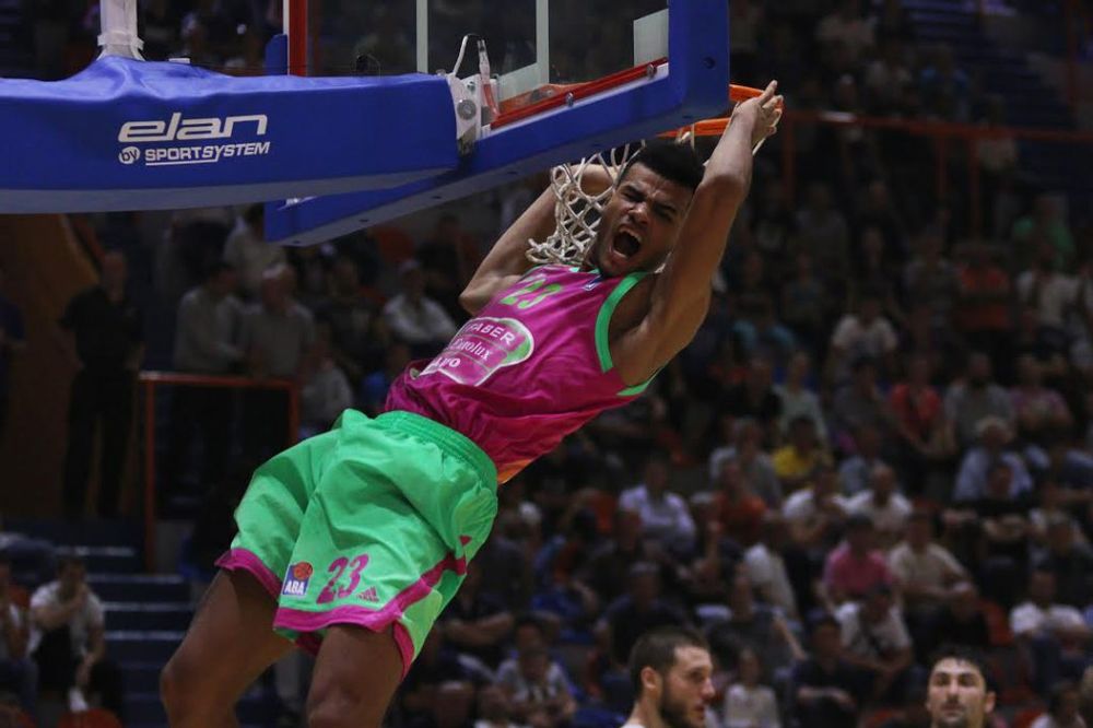 (VIDEO) LUVAVU U NBA STILU: Pogledajte atraktivno zakucavanje košarkaša Mege