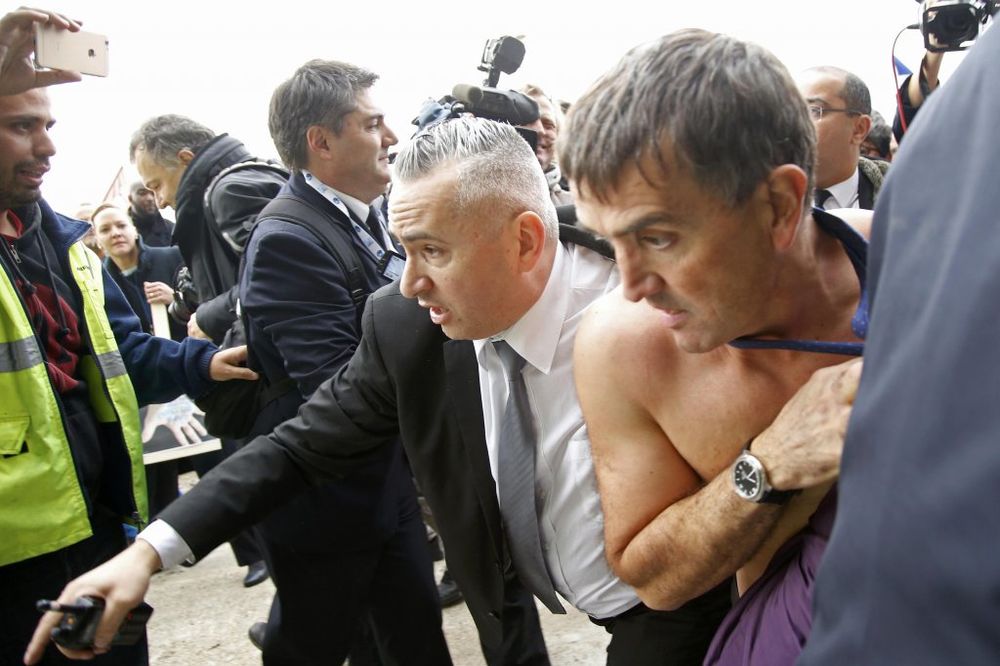 (FOTO) POCEPALI IH: Stotine nezadovoljnih radnika napalo šefove Er Fransa zbog najava o otkazima