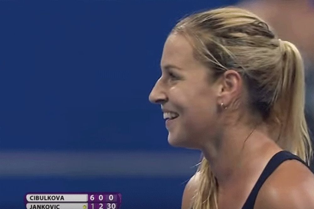 (VIDEO) NEVEROVATAN PROMAŠAJ: Prelepa slovačka teniserka zasmejala i publiku i sebe
