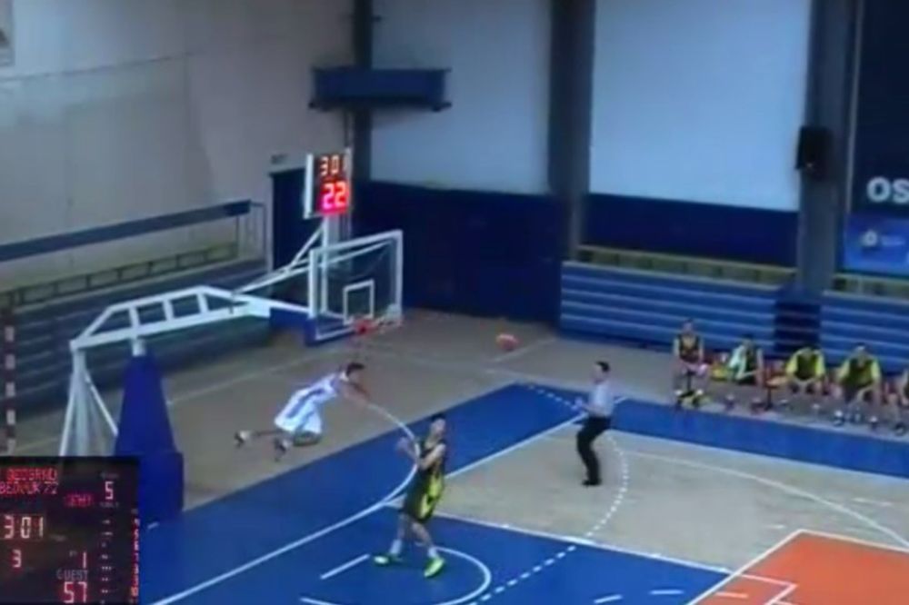 (UZNEMIRUJUĆI VIDEO) ZANEMELA CELA HALA: Pogledajte stravičan pad košarkaša OKK Beograda