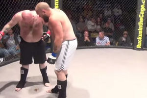 (VIDEO) UKAKIO SE U RINGU Pogledajte šta se desilo MMA borcu posle poraza