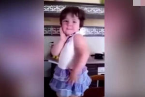 (VIDEO) Sve za selfi: Dvogodišnjakinja koja obožava kameru, postala hit na Internetu