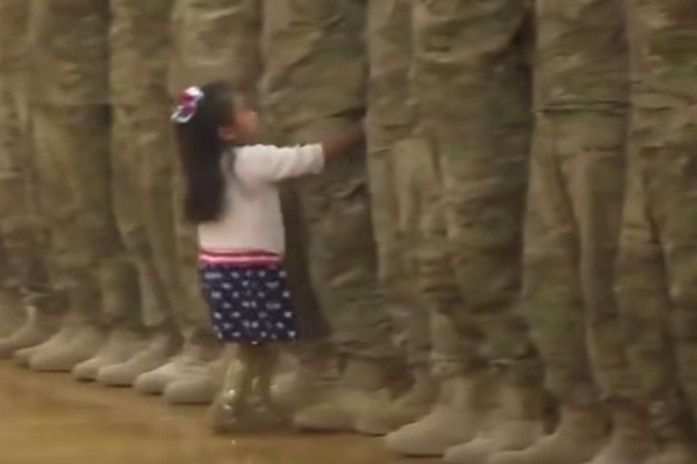 ZAGRLJAJ NE SME DA ČEKA Devojčica prekinula vojnu paradu da bi prišla tati koga nije videla mesecima