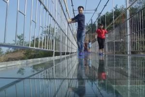 UŽAS NA 1.000 METARA: Kineski stakleni most počeo da puca, turisti bežali vrišteći