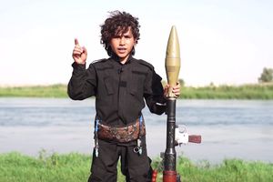 (VIDEO) MAČEVI KALIFATA ĆE STIĆI DO VAS: Dečak džihadista (10) preti Obami da će ga ubiti