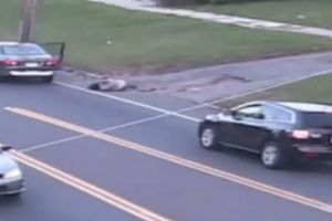 (VIDEO) FILMSKA AKCIJA: Devojka iskočila iz kola u pokretu nakon što je oteta