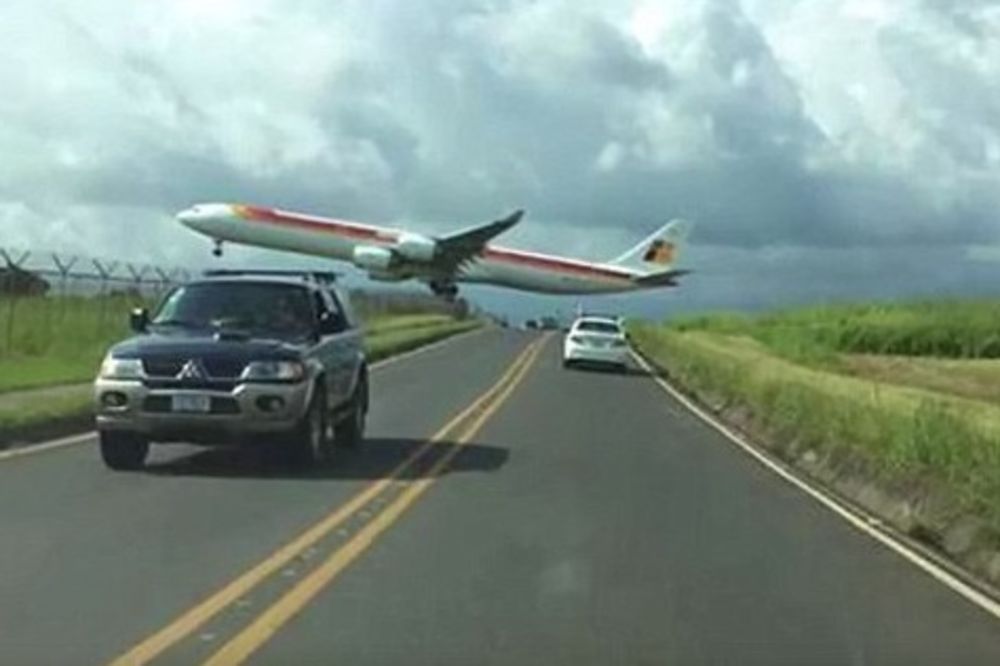 (VIDEO) OVO JE ZA INFARKT: Avion morao prinudno da sleti, a pogledajte i kako!