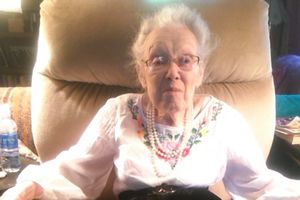 GLEDATE U AMBALAŽU A NE U DRAGULJ UNUTRA: Jedna baka je rasplakala sve na Fejsbuku svojom pesmom