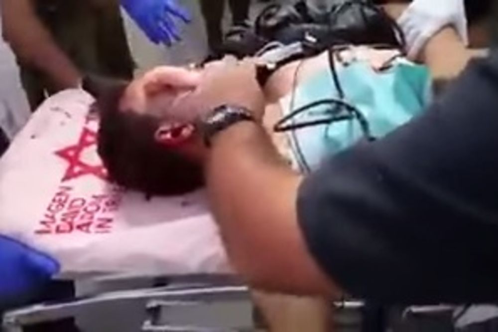 (UZNEMIRUJUĆI VIDEO) VERSKA MRŽNJA NE BIRA SREDSTVA: Izraelac gurao svinjetinu u usta Palestincu