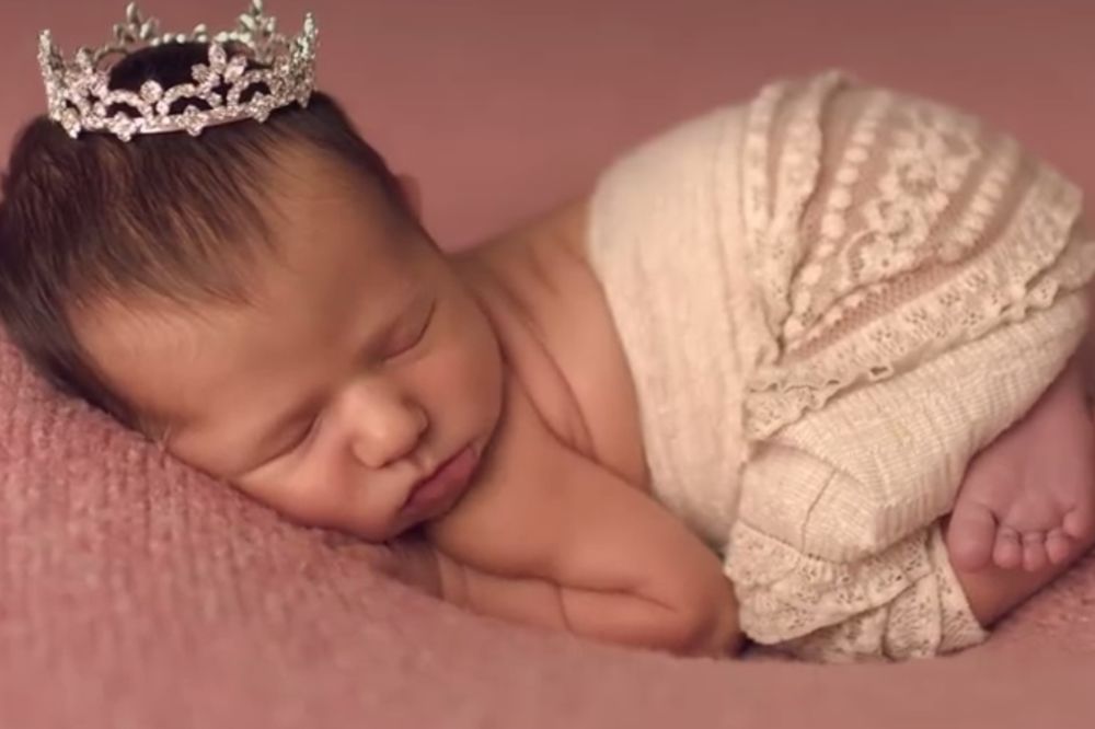 (VIDEO) POGLEDAJTE: Kako nastaju fotografije beba koja tope srca!