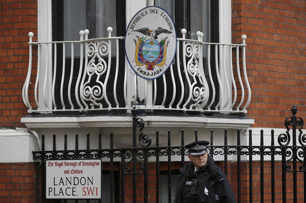 NEMA VIŠE POLICIJE OKO DŽULIJANA ASANŽA: Britanci povukli stražu oko ambasade