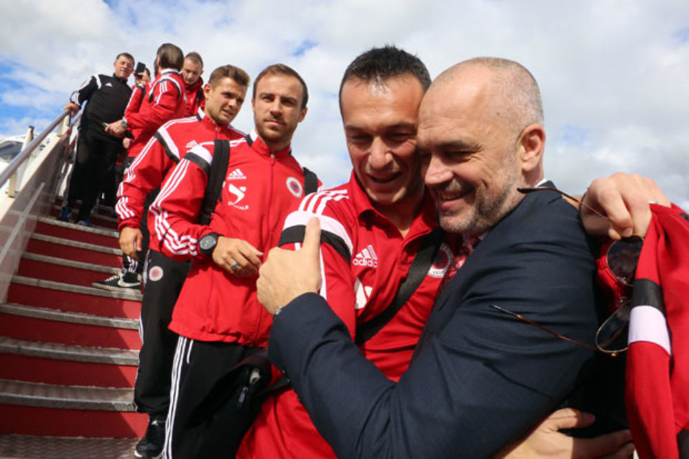 (VIDEO) DOK SRBIJA TUGUJE, ONI U TRANSU: Albanski fudbaleri dočekani kao heroji