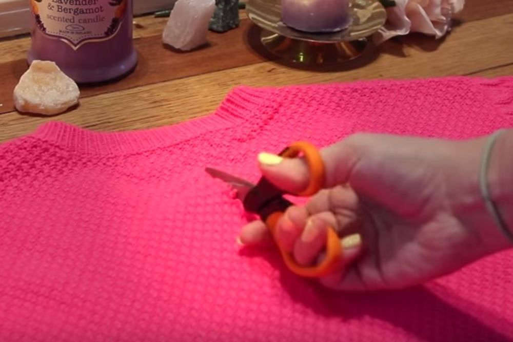 (VIDEO) Isekla je stari džemper po sredini, a kada vidite šta je napravila, uradićete isto