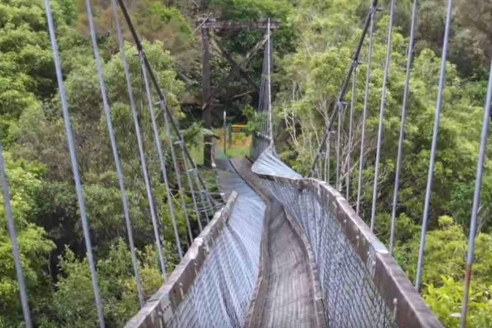 (VIDEO) KAD SE OSTVARI NAJSTRAŠNIJA NOĆNA MORA: Šokantan snimak mosta koji pada sa sve turistima!