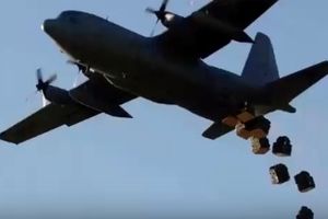 POBUNJENICI PROTIV IS DOBILI POJAČANJE: Amerikanci padobranima bacali oružje borcima u Siriji