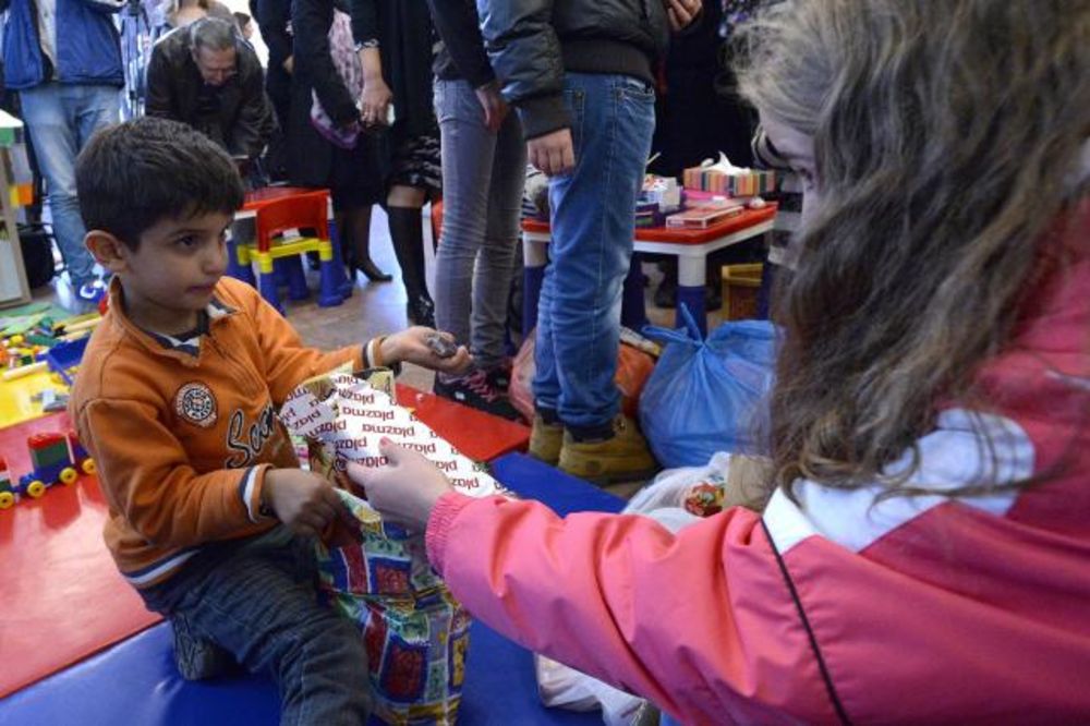 (FOTO) PODELILI DAROVE: Obrenovački mališani igračkama obradovali male migrante