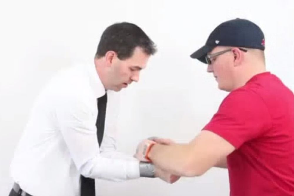 (VIDEO) KAO PRAVI DŽEJMS BOND: Evo na koji način možete da oslobodite ruke od lepljive trake