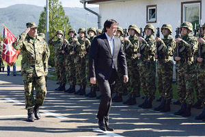 KORAK POBEDNIKA: Ministar odbrane odlikovao zaslužne vojnike