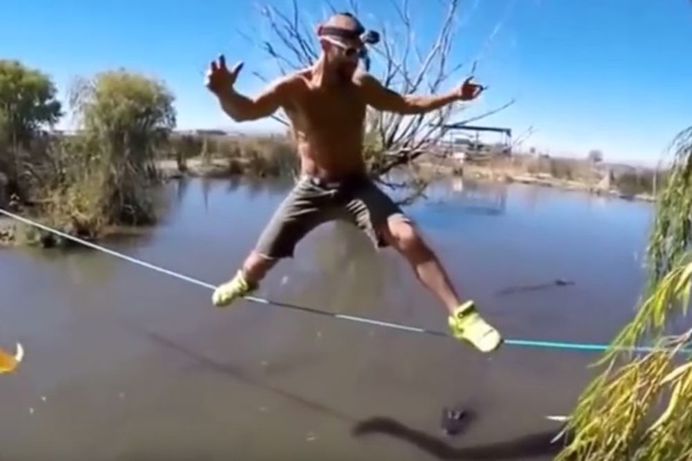 (VIDEO) HRABROST BEZ GRANICA: Kaskader hoda po žici iznad vode koja vrvi od aligatora
