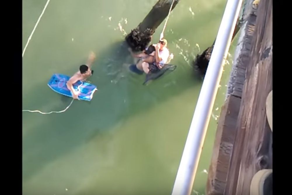 (VIDEO) DRAMATIČNO SPASAVANJE: Zamalo se nisu udavili dok su izvlačili onesvešćeno dete iz vode