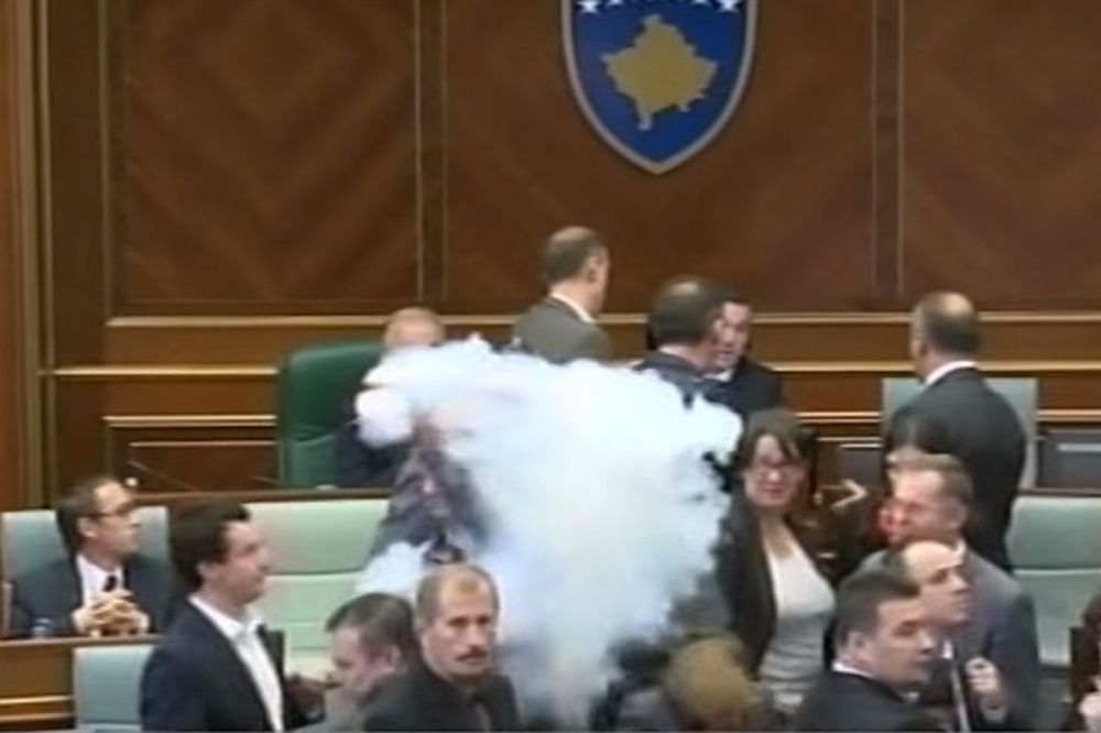 VIDEO OPET HAOS U PRIŠTINI: Bačen suzavac u kosovskom parlamentu, centar nadleću helikopteri Kfora!