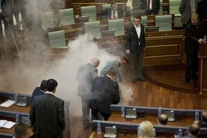 NE ZNAJU ZA DEMOKRATIJU: Opet suzavac u kosovskom parlamentu