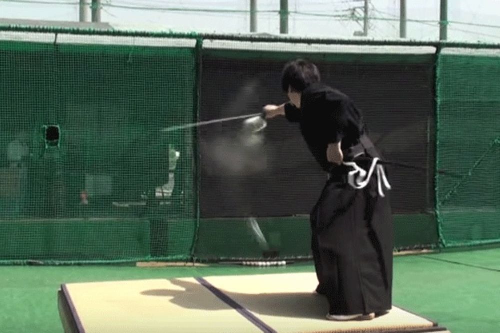 (VIDEO) OVO NE MOŽE NI ĐOKOVIĆ: Pogledajte šta radi samuraj sa teniskom lopticom