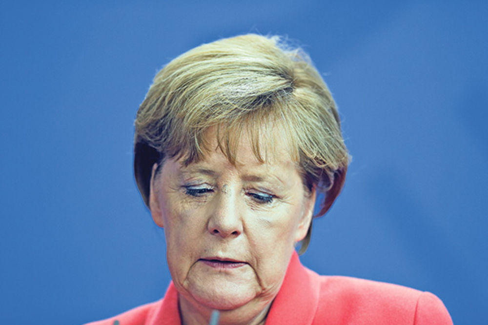 NEMCI SVE NEZADOVOLJNIJI NAVALOM IZBEGLICA: Angela Merkel je deo problema