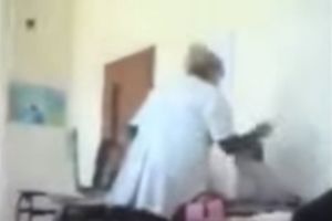 (VIDEO) SKANDALOZNE NASTAVNE METODE U ALBANIJI: Učiteljica pretukla đaka pred celim razredom!