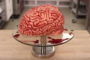 (VIDEO) USUDITE SE DA PROBATE OVU POSLASTICU: Torta u obliku mozga sa prelivom od maline